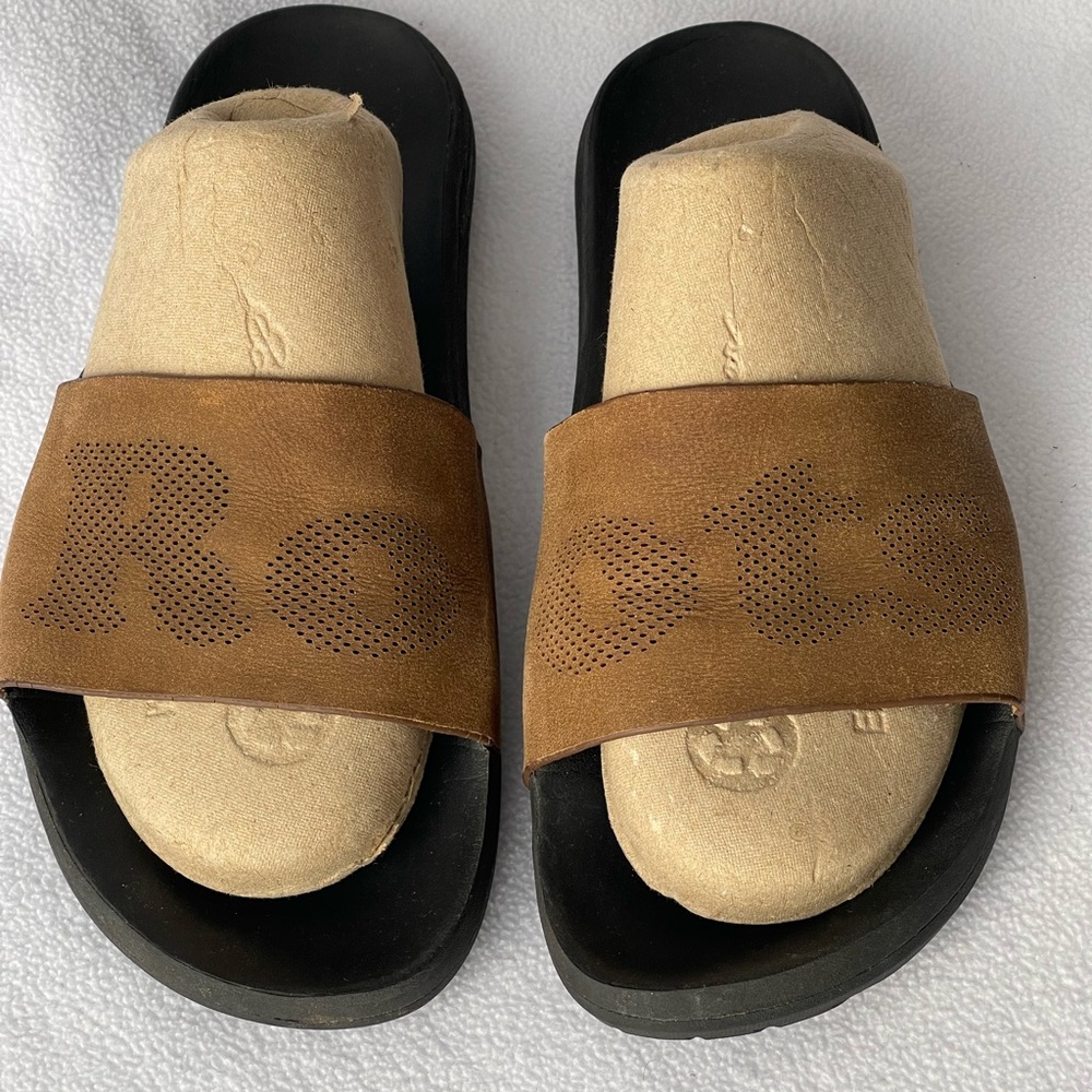 ROOTS Women's Brown Leather Slide Sandals with Black Rubber Soles, Size 8